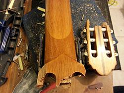 תיקון שבר בגיטרה קלאסית מקצועית -לפני  טיפול