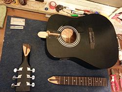 תיקון גיטרה שבורה ל3 חלקים - לפני טיפל