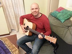 לקוח מרוצה לאחר סטאפ עם גיטרת מרטין