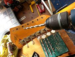 שחזור מפתחות בגיטרת הופנר שנת 1967 - במהלך הטיפול